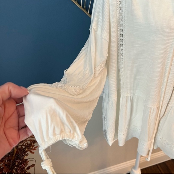 NWOT POL White Hooded Top with Lace Accents - Picture 4 of 8